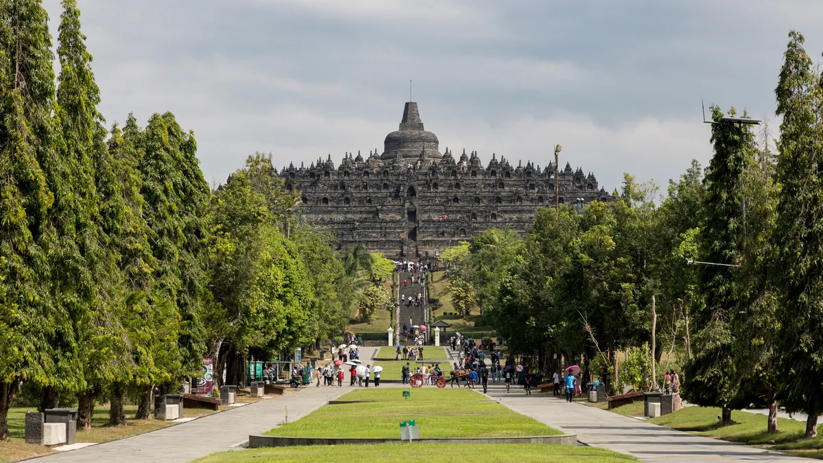 Borobudur au bout de son allée, Indonésie — Nicolas Marincic