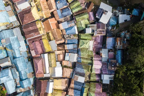 Toits colorés d’un quartier vus du ciel, Indonésie — Nicolas Marincic