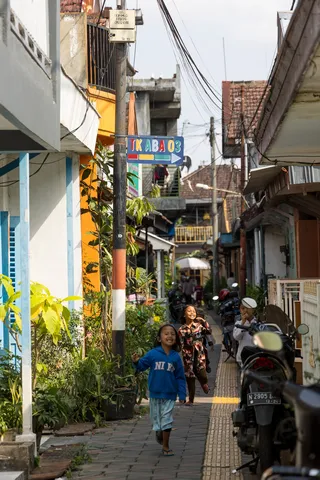 Enfant dans une ruelle de kampung, Indonésie — Nicolas Marincic