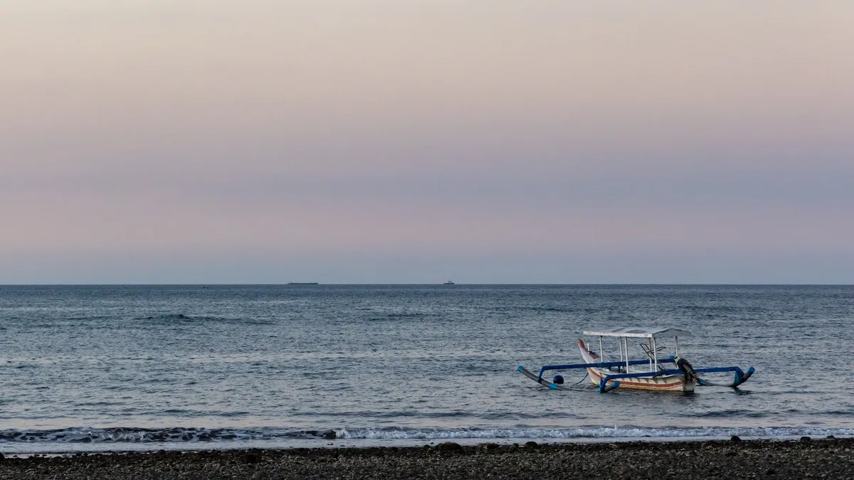 Pirogue à balancier au crépuscule, Indonésie — Nicolas Marincic