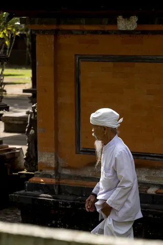 Elderly man in white by a Balinese temple, Indonesia — Nicolas Marincic
