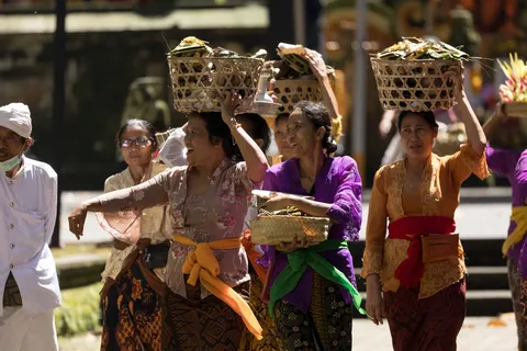 Balinese offering procession, Indonesia — Nicolas Marincic