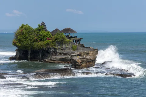 Temple de Tanah Lot battu par les vagues, Indonésie — Nicolas Marincic