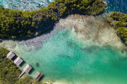 Vue aérienne d’un lagon et de bungalows, Indonésie — Nicolas Marincic