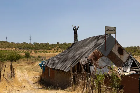 Man standing on the roof of a shack, Iraq (Kurdistan) — Nicolas Marincic
