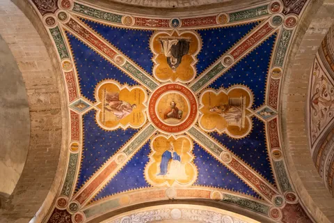 Voûte bleue étoilée et saints peints, Pavie, Italie — Nicolas Marincic