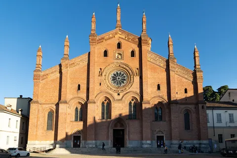 Façade de Santa Maria del Carmine au soleil bas, Pavie, Italie — Nicolas Marincic