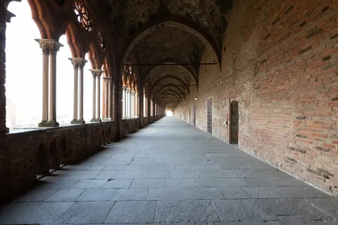Loggia gothique du château des Visconti, Pavie, Italie — Nicolas Marincic
