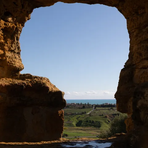 Tombe creusée dans l’ancienne muraille, ouverte sur la vallée, Agrigente, Italie — Nicolas Marincic