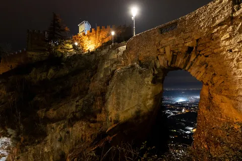 Guaita fortress walls lit at night, San Marino — Nicolas Marincic