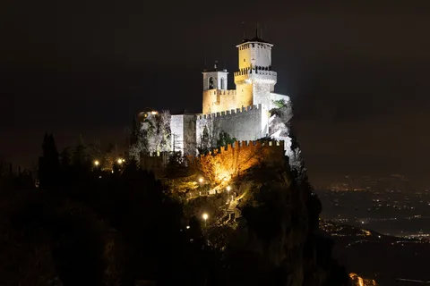 Guaita fortress floodlit on its cliff, San Marino — Nicolas Marincic