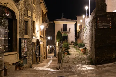 Old town alley at night, San Marino — Nicolas Marincic
