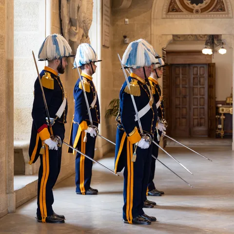 Guard of the Rock in ceremonial uniform, Palazzo Pubblico, San Marino — Nicolas Marincic