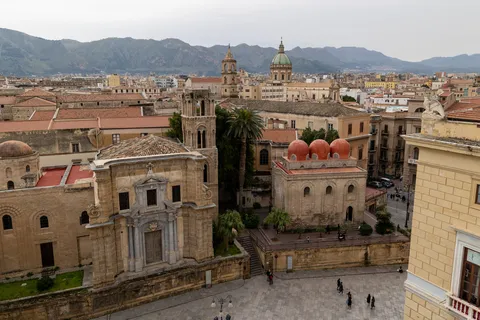 Toits de Palerme vers les coupoles rouges de San Cataldo, Italie — Nicolas Marincic