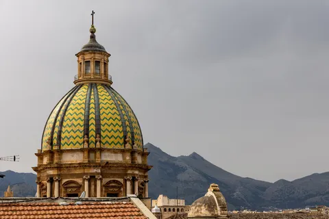 Coupole de majolique de San Giuseppe dei Teatini, Palerme, Italie — Nicolas Marincic