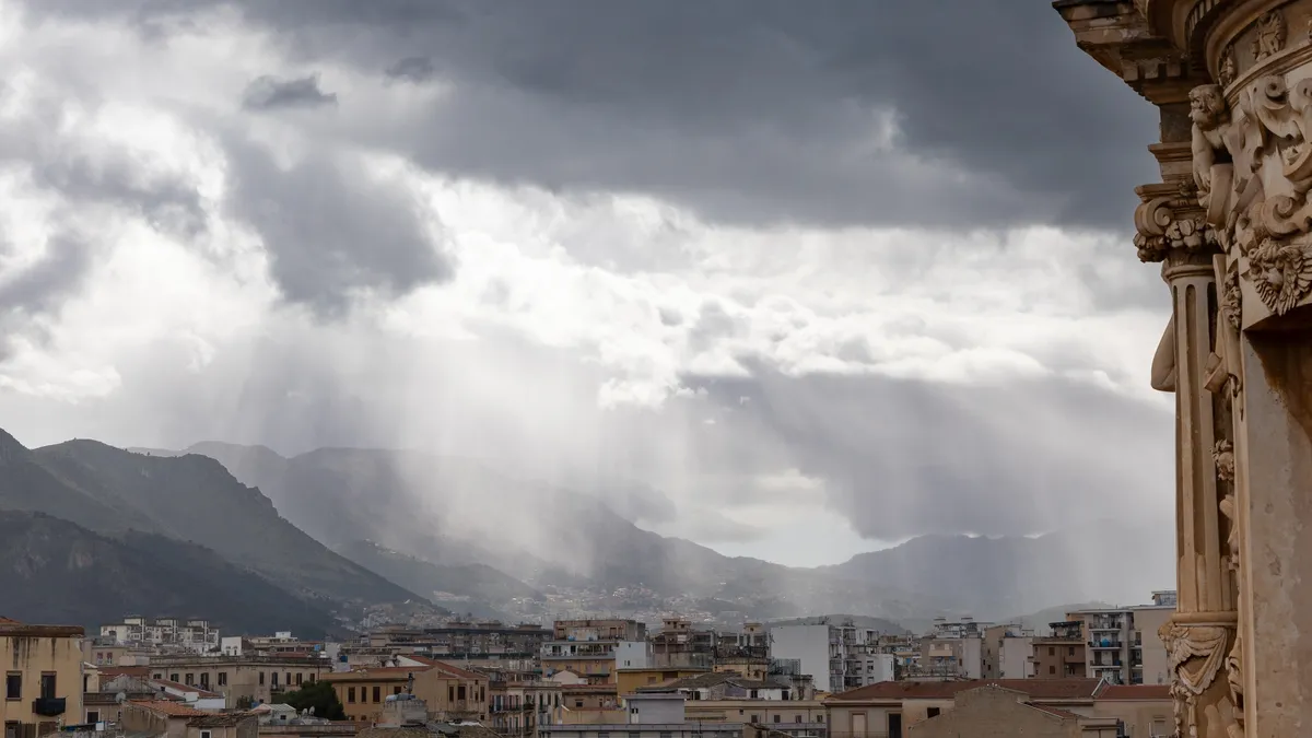 Lumière d’orage sur Palerme et ses montagnes, Italie — Nicolas Marincic