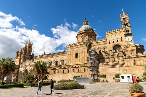 Cathédrale de Palerme et palmiers sous le ciel bleu, Italie — Nicolas Marincic