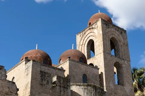Coupoles rouges de San Giovanni degli Eremiti, Palerme, Italie — Nicolas Marincic