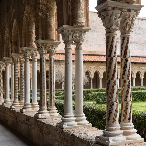Colonnes jumelles incrustées de mosaïque, cloître de Monreale, Italie — Nicolas Marincic
