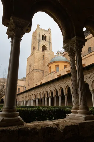 Arcade du cloître et tour de la cathédrale de Monreale, Italie — Nicolas Marincic