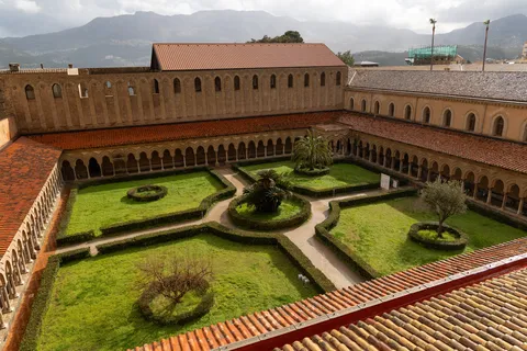 Jardin du cloître depuis le toit de la cathédrale, Monreale, Italie — Nicolas Marincic