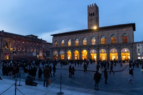 Piazza Maggiore à l’heure bleue, Bologne, Italie — Nicolas Marincic