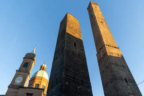 Les Deux Tours, Asinelli et Garisenda, Bologne, Italie — Nicolas Marincic