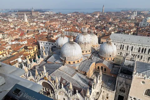 Toits et coupoles de Saint-Marc depuis le campanile, Venise, Italie — Nicolas Marincic