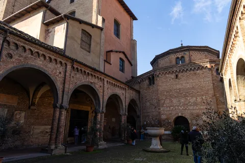 Cour et églises romanes de Santo Stefano, Bologne, Italie — Nicolas Marincic