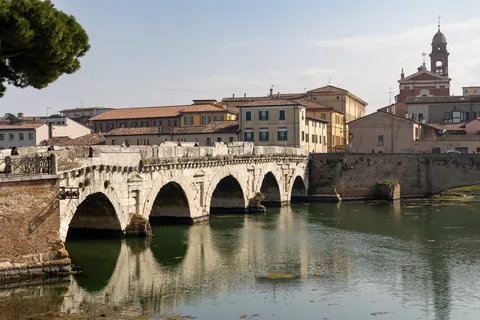 Pont de Tibère et ses reflets dans la journée, Rimini, Italie — Nicolas Marincic