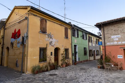 Ruelle colorée du borgo San Giuliano, Rimini, Italie — Nicolas Marincic