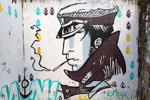 Corto Maltese peint sur un mur du borgo San Giuliano, Rimini, Italie — Nicolas Marincic