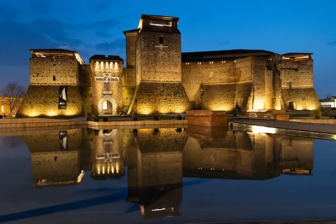 Castel Sismondo et son reflet à l’heure bleue, Rimini, Italie — Nicolas Marincic