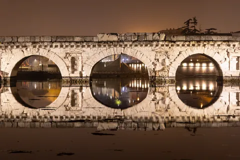 Pont de Tibère illuminé, Rimini, Italie — Nicolas Marincic