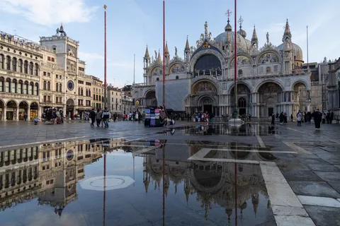 Place Saint-Marc en reflet dans l’acqua alta, Italie — Nicolas Marincic