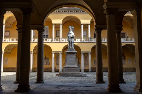 Statue d’Alessandro Volta, cour de l’université de Pavie, Italie — Nicolas Marincic