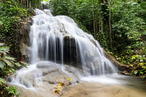 Veil waterfall in lush forest, Jamaica — Nicolas Marincic