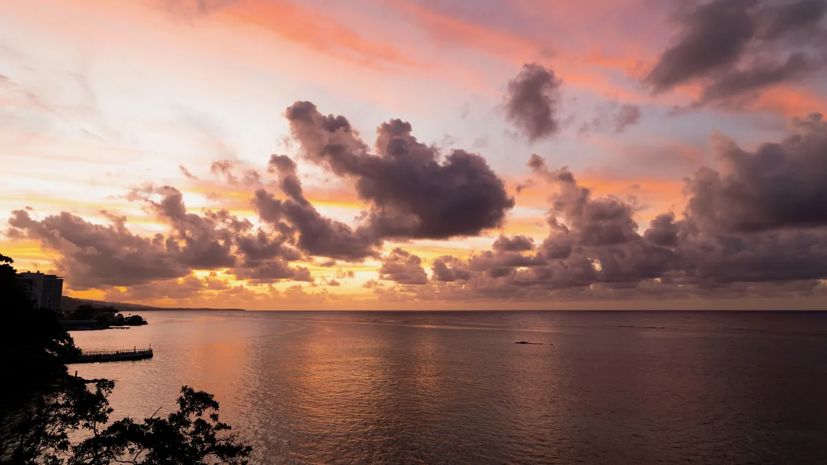 Fiery sunset over the Caribbean from the cliffs, Jamaica — Nicolas Marincic