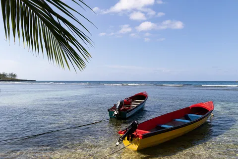 Colourful fishing canoes in turquoise shallows, Port Antonio, Jamaica — Nicolas Marincic
