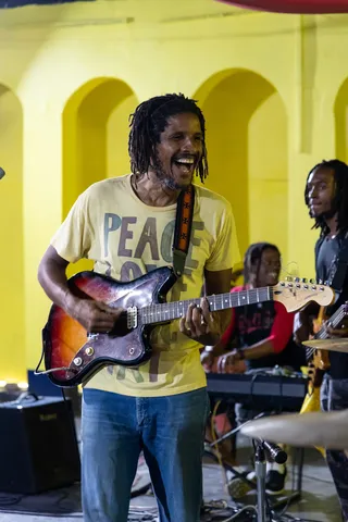 Laughing reggae guitarist on stage, Jamaica — Nicolas Marincic