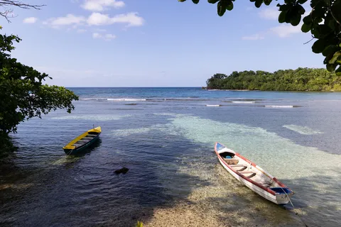 Small boats in the clear waters of a bay, Jamaica — Nicolas Marincic