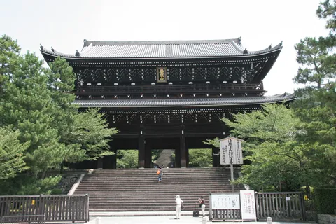 The Sanmon gate of Chion-in temple, Japan — Nicolas Marincic