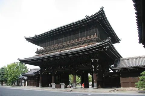 Monumental gate of a Buddhist temple, Japan — Nicolas Marincic