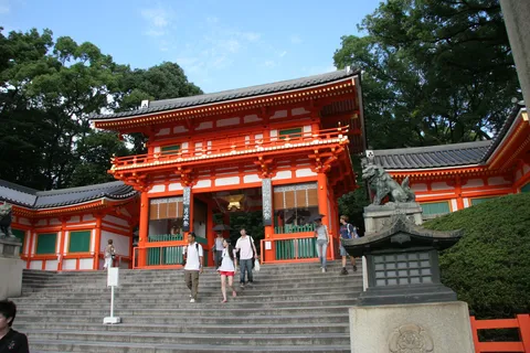 West gate of Yasaka Shrine, Gion, Japan — Nicolas Marincic