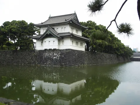 Tourelle Fushimi reflétée dans les douves du palais impérial, Tokyo, Japon — Nicolas Marincic
