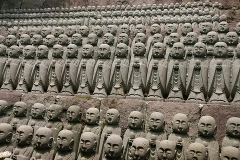 Rangées de statues de Jizō, Hase-dera, Kamakura, Japon — Nicolas Marincic
