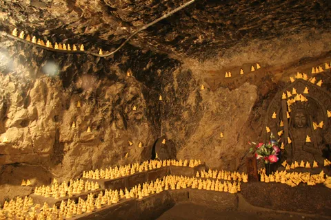 Bougies dans la grotte de Benten, Hase-dera, Kamakura, Japon — Nicolas Marincic