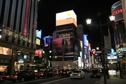 Carrefour de Ginza la nuit, Tokyo, Japon — Nicolas Marincic