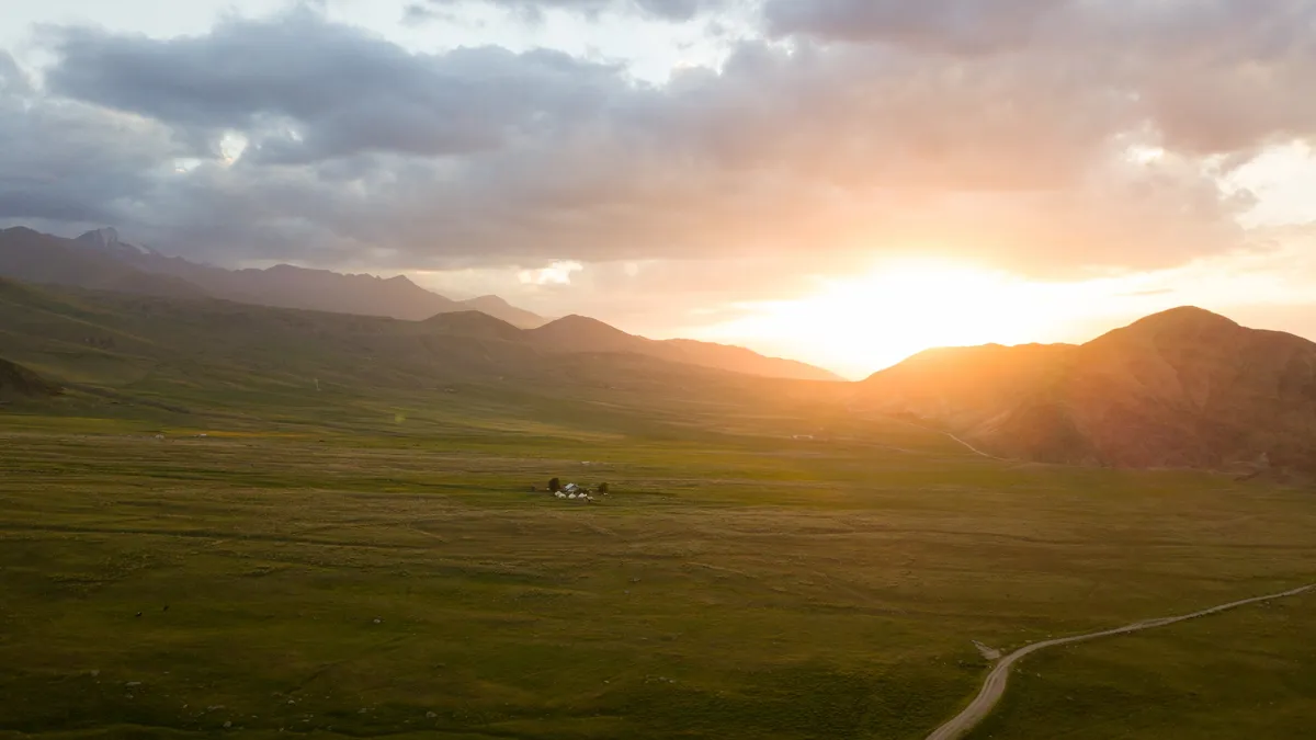 Coucher de soleil sur la steppe et les montagnes, Kirghizistan — Nicolas Marincic