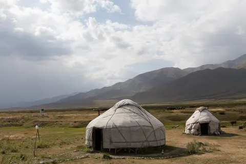 Yourtes dans la steppe, Kirghizistan — Nicolas Marincic